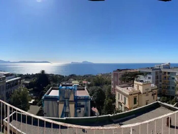 Appartamento con 6 locali in vendita in Via Nicola Ricciardi, Napoli