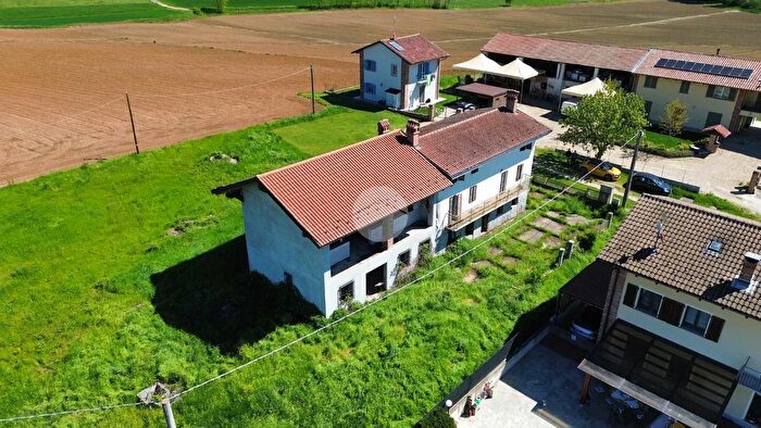 Casa con 7 locali in vendita in Via Buttigliera, Chieri