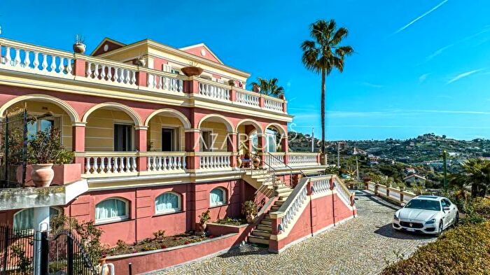 Casa con 8 locali in vendita in Ospedaletti