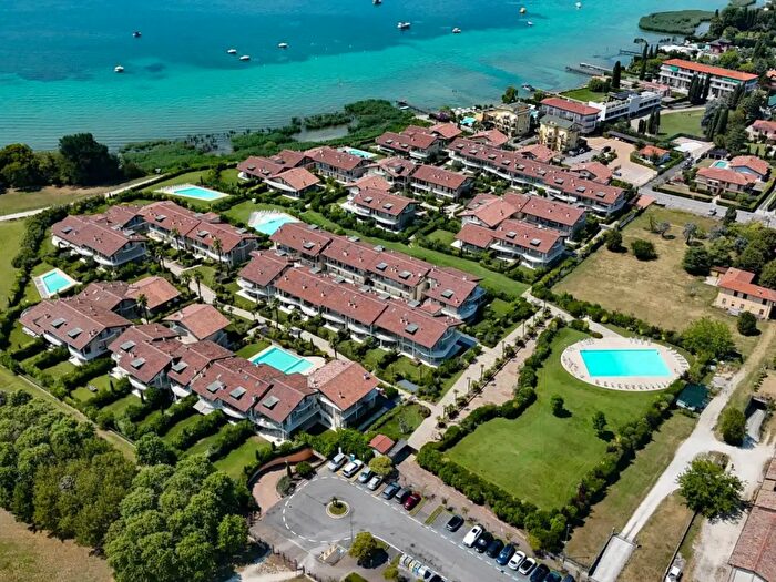 Appartamento con 7 locali in vendita in Via San Vito, Sirmione