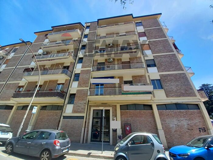 Appartamento con 5 locali in vendita in Viale Beneduce, Caserta