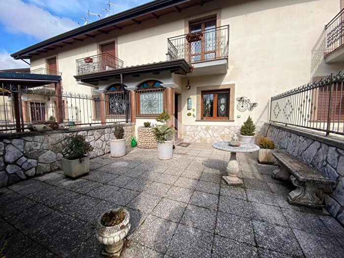 Casa quadrilocale in vendita in Villa a Schiera Via Scarpitti, Castel Di Sangro