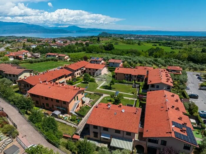 Appartamento trilocale in vendita in Via Atleti Azzurri d'Italia, Puegnago Sul Garda