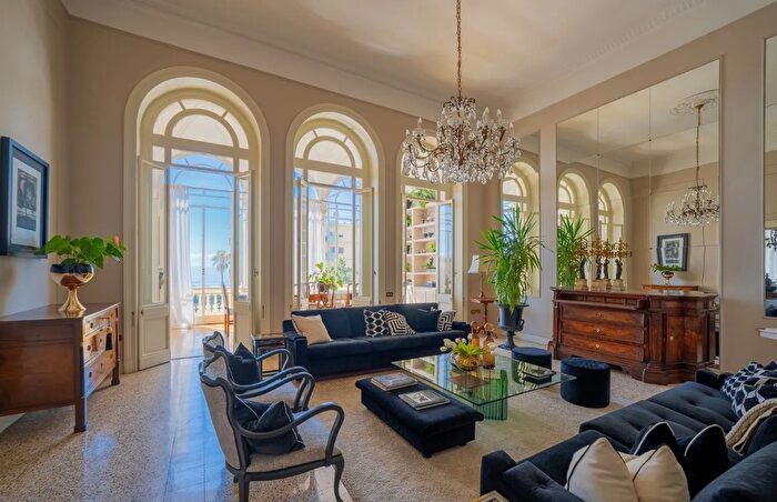 Appartamento con 8 locali in vendita in Via Alessandro Manzoni, Napoli