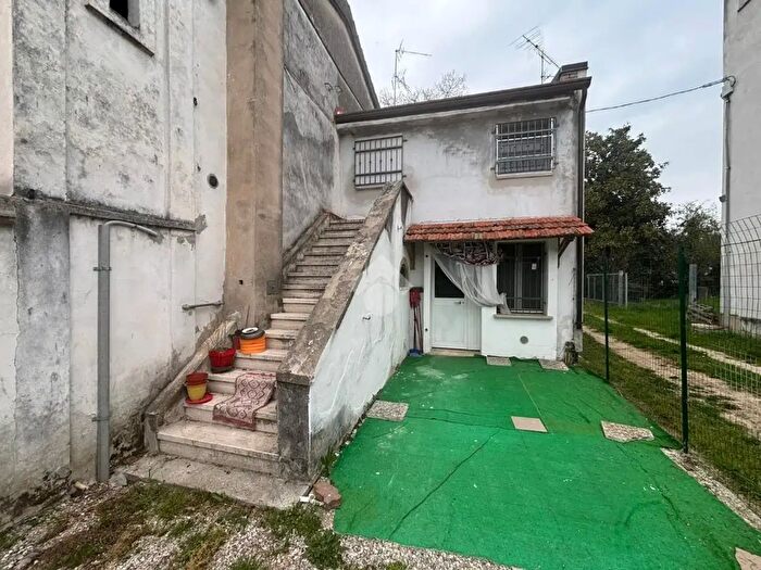 Casa bilocale in vendita in Via Legnago, Mantova