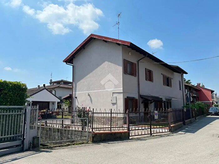 Casa quadrilocale in vendita in Via Trento E Trieste, Casalmaiocco