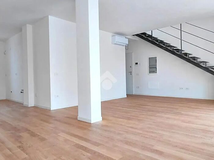 Appartamento trilocale in vendita in Via Mazzini, Sale Marasino