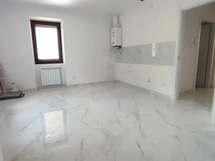 Appartamento bilocale in vendita in Via per Gattedo, Carugo