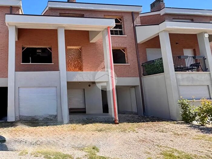 Casa con 9 locali in vendita in Via Bazzanese, L'Aquila