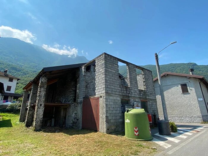 Casa trilocale in vendita in Via Vittorio Emanuele II Piantedo, Piantedo