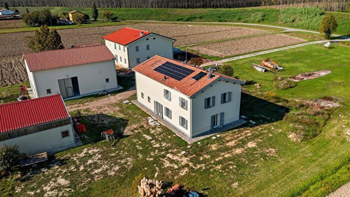 Appartamento con 8 locali in vendita in Via SottArgine Motta, Carpi