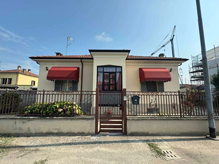 Casa trilocale in vendita in Viale Maggio Mede, Mede
