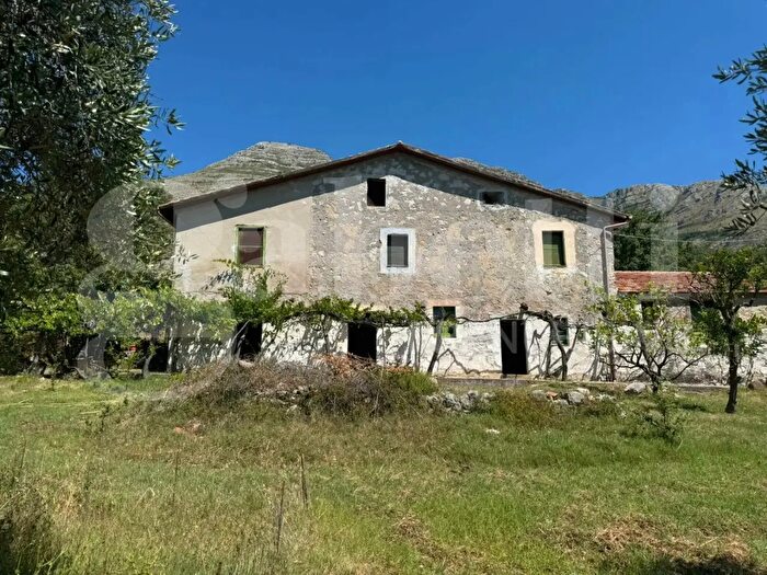 Casa trilocale in vendita in Via Pella, Formia