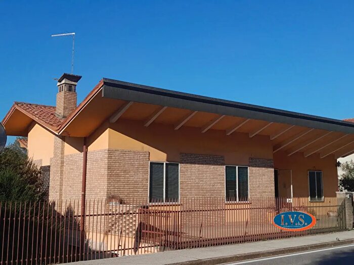 Casa con 5 locali in vendita in Via Giuseppe Roi N, Montegalda