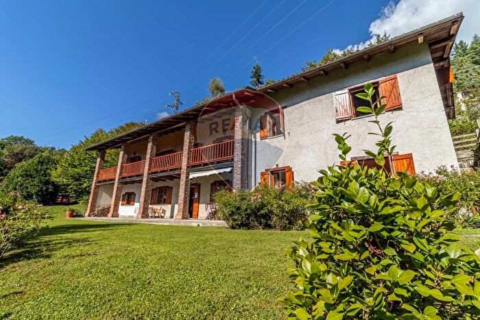 Casa con 10 locali in vendita in Via Caressano, Netro