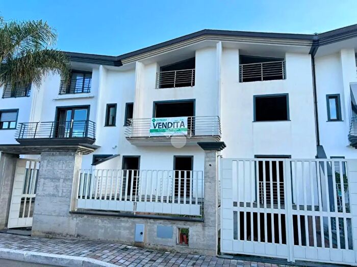 Casa con 6 locali in vendita in Via N Calipari, Mondragone