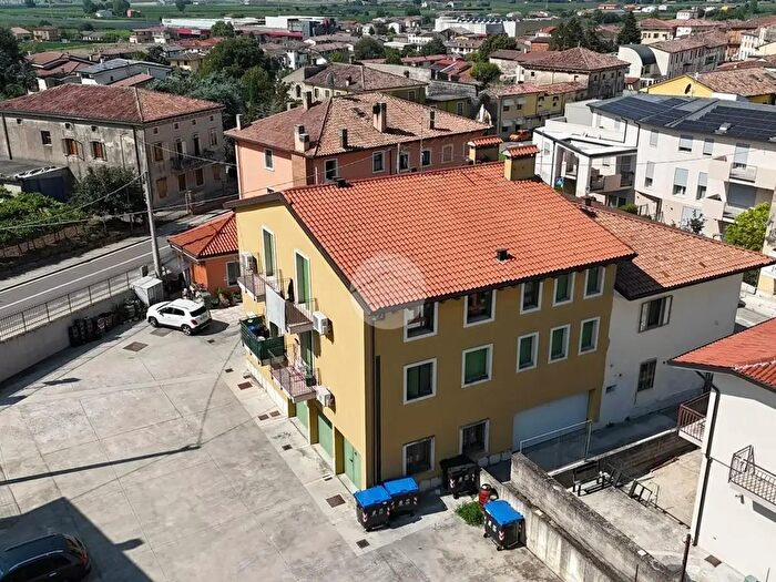 Appartamento trilocale in vendita in Via Alberone, Caldiero