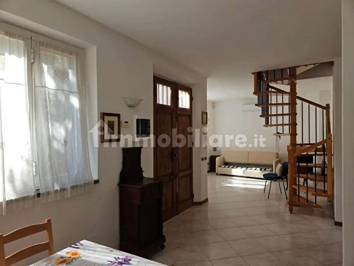Casa con 5 locali in vendita in Cascina