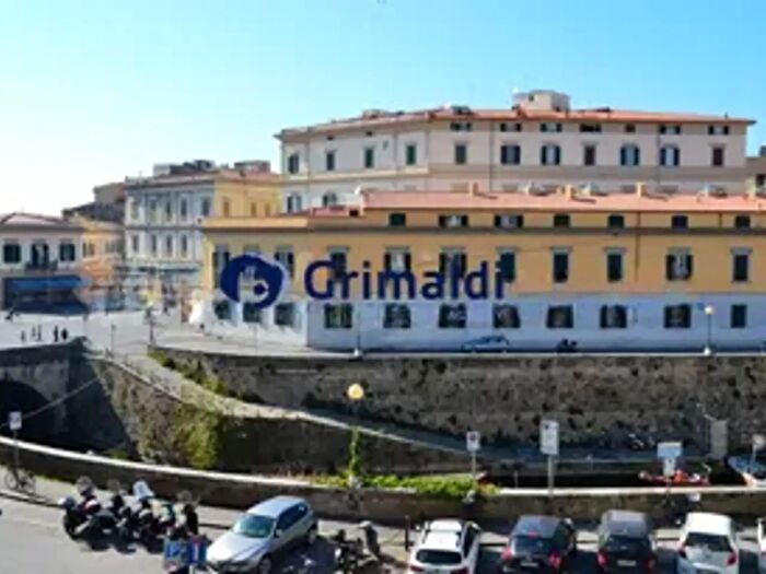 Appartamento con 7 locali in vendita in Via Enrico Mayer, Livorno