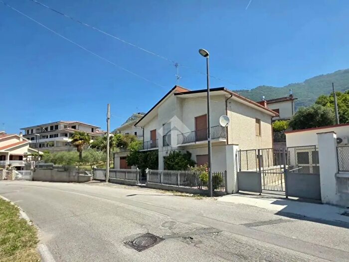 Casa con 8 locali in vendita in Str Rotabile Frasso TelesinoDugenta, Frasso Telesino
