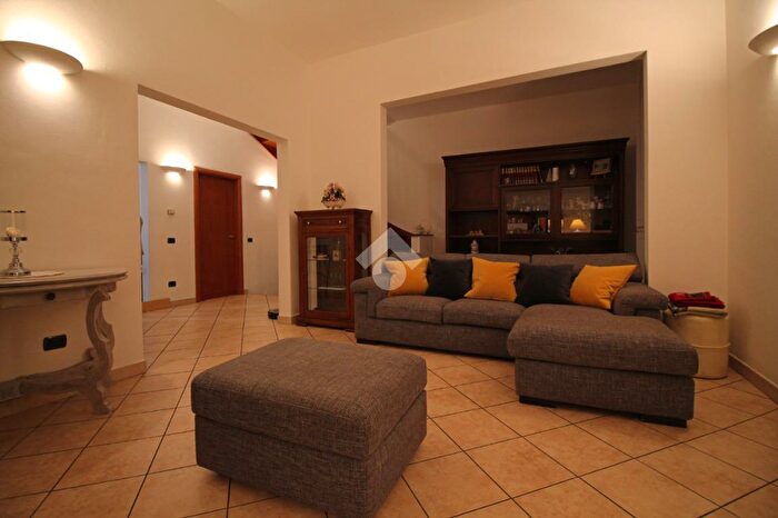 Casa con 6 locali in vendita in Via Roma, Prato