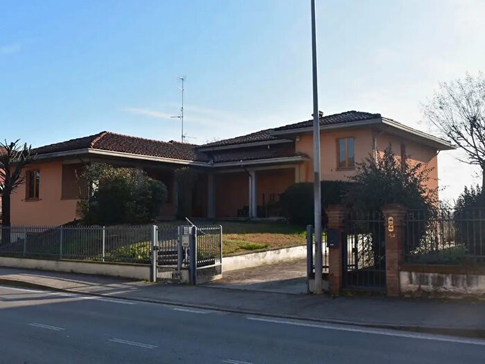 Casa con 6 locali in vendita in Strada Martinella, Parma
