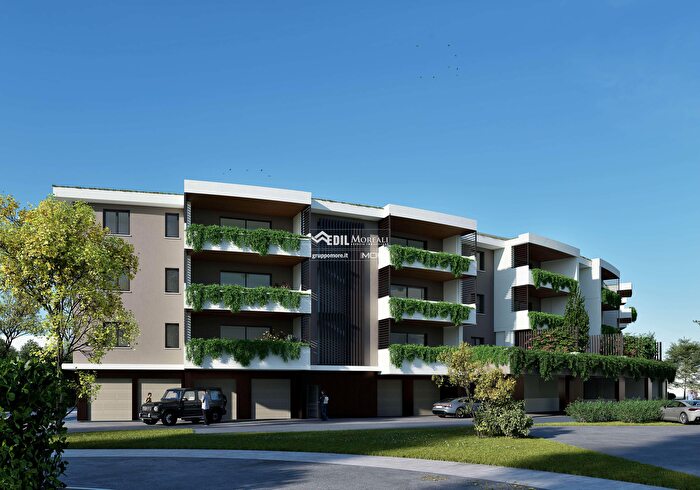 Appartamento trilocale in vendita in Via del Mercato, Modena