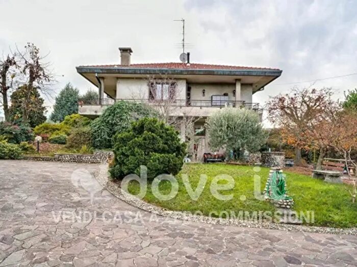 Casa con 6 locali in vendita in Via Andrea Crespi, Appiano Gentile