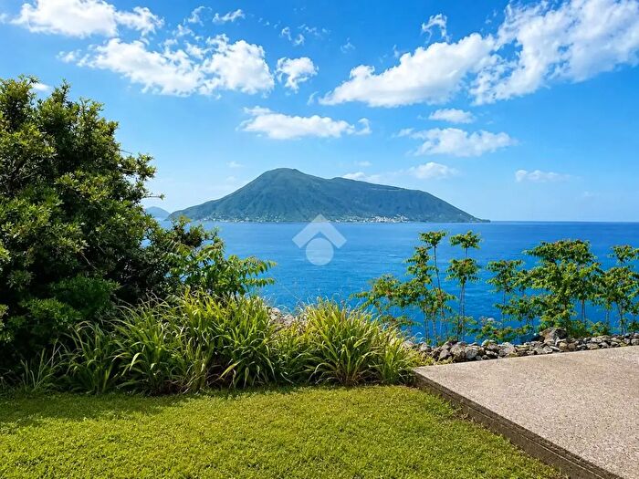 Casa con 6 locali in vendita in Via Rocche, Lipari