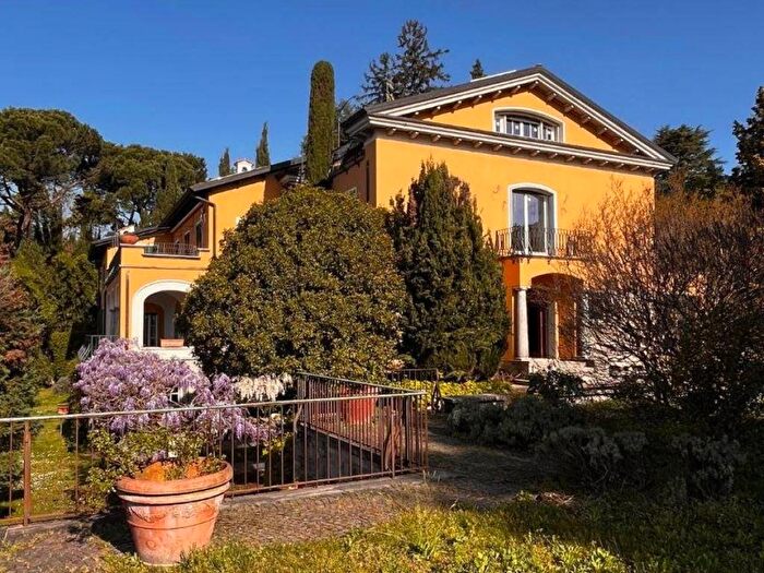 Appartamento con 5 locali in affitto in Via Silvio Pellico, Casbeno, Varese