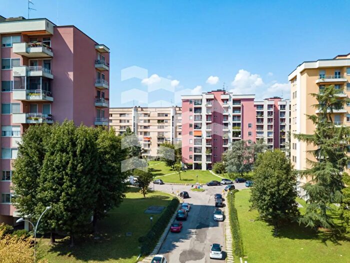 Appartamento quadrilocale in vendita in Via Sporting Mirasole, Opera