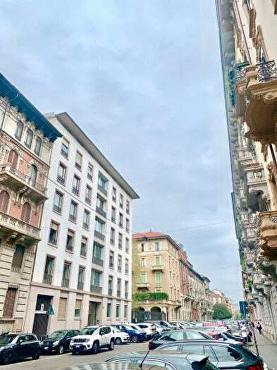 Appartamento trilocale in vendita in Via Saffi, Milano