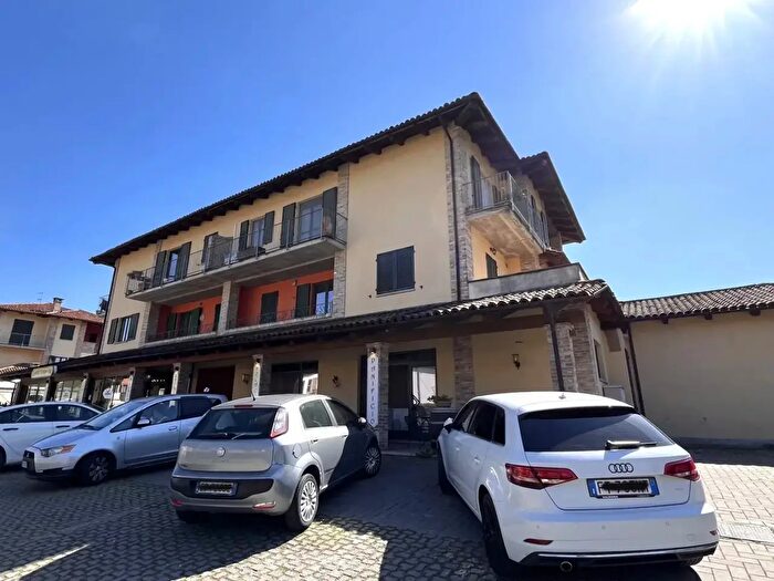 Appartamento con 5 locali in vendita in Via Santa Maria del Piano, Neive