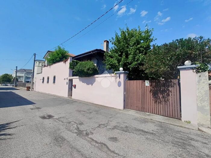 Casa con 8 locali in vendita in Via Andreasino, Mantova