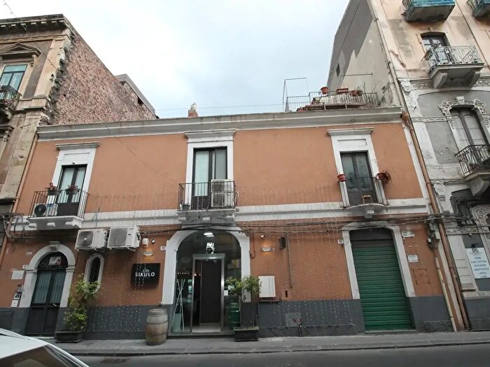 Casa con 6 locali in vendita in Via Sangiuliano, Catania