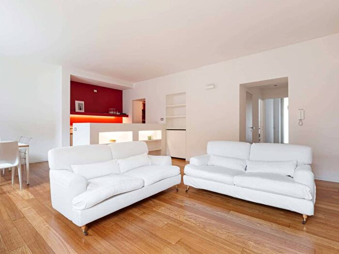 Appartamento trilocale in affitto in Alzaia Naviglio Pavese, Navigli Darsena, Milano