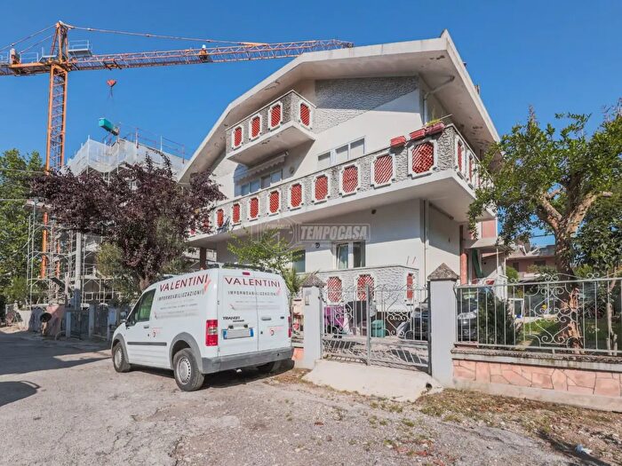 Appartamento con 6 locali in vendita in Viale Montefiore, Riccione