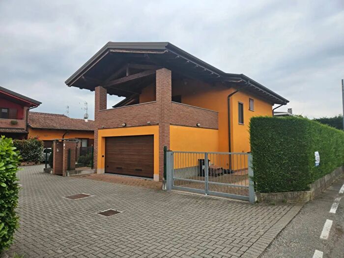 Casa quadrilocale in vendita in Via Isonzo, Oleggio