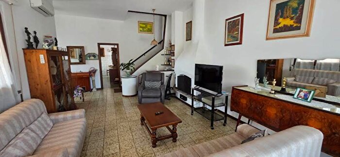 Casa con 9 locali in vendita in Viareggio