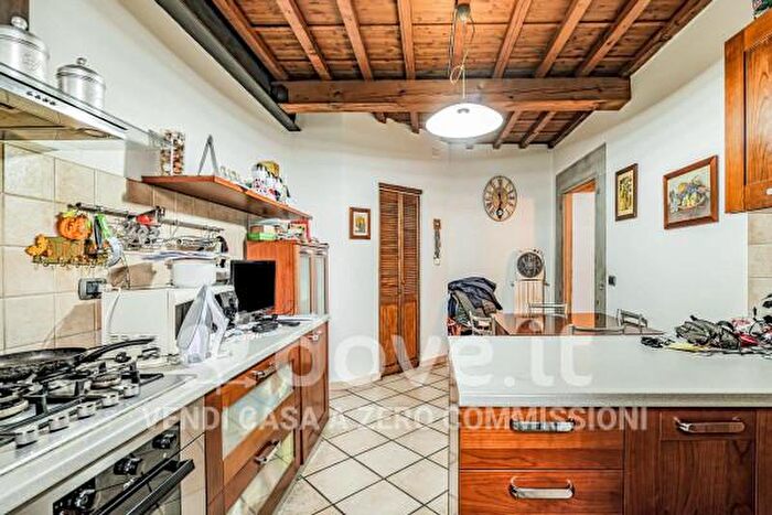 Appartamento con 6 locali in vendita in Via Castruccio Castracane, Lastra A Signa