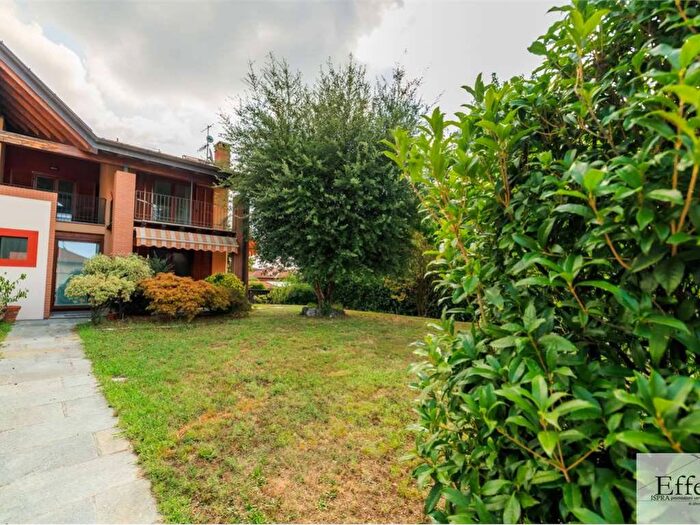 Casa con 6 locali in affitto in Via Maggio, Centro, Gavirate
