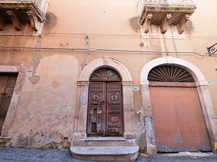 Casa con 10 locali in vendita in Via Principessa Elena, Comiso