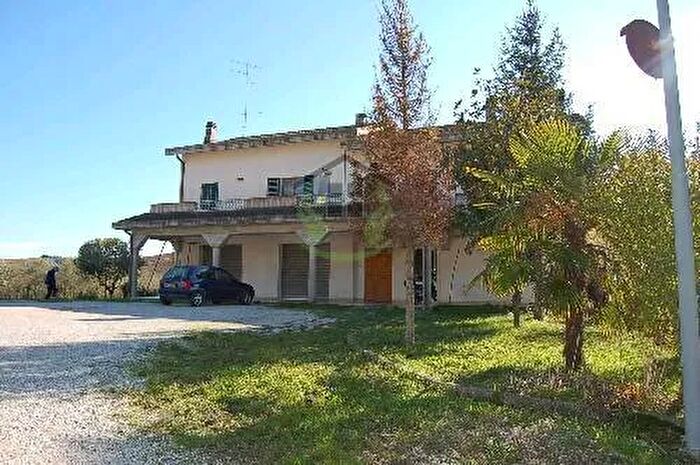 Casa con 12 locali in vendita in Contrada Menocchia, Carassai