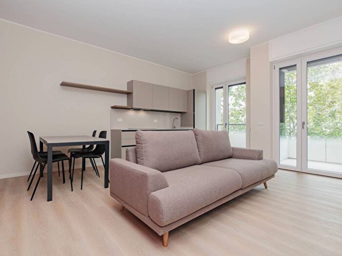 Appartamento trilocale in affitto in Via Ruggero di Lauria, Sempione, Milano