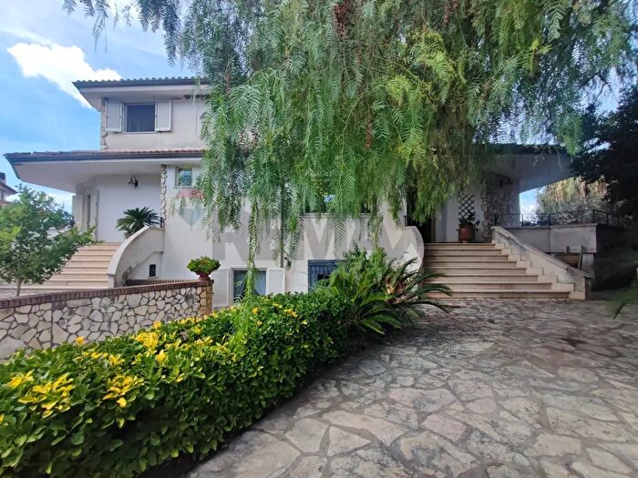Casa con 11 locali in vendita in Località Feroni Snc, Sessa Aurunca