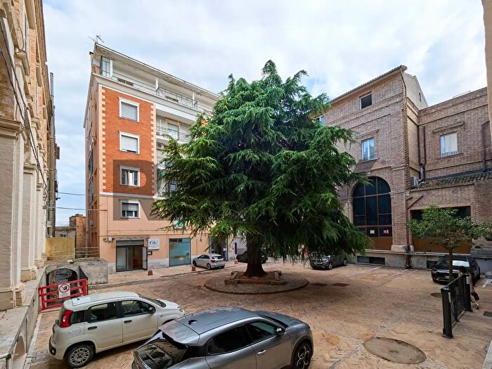 Appartamento con 9 locali in vendita in Via Cesare De Lollis, Chieti