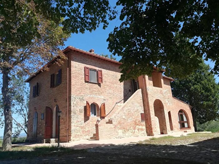 Casa con 11 locali in vendita in Località Podere SantAnna Chiusi, Chiusi