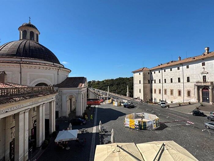 Appartamento quadrilocale in affitto in piazza di corte, Centro, Ariccia
