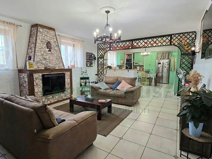 Appartamento con 6 locali in vendita in Via Appia, San Nicola La Strada