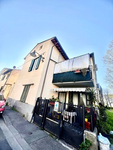 Casa con 7 locali in vendita in Campi Bisenzio